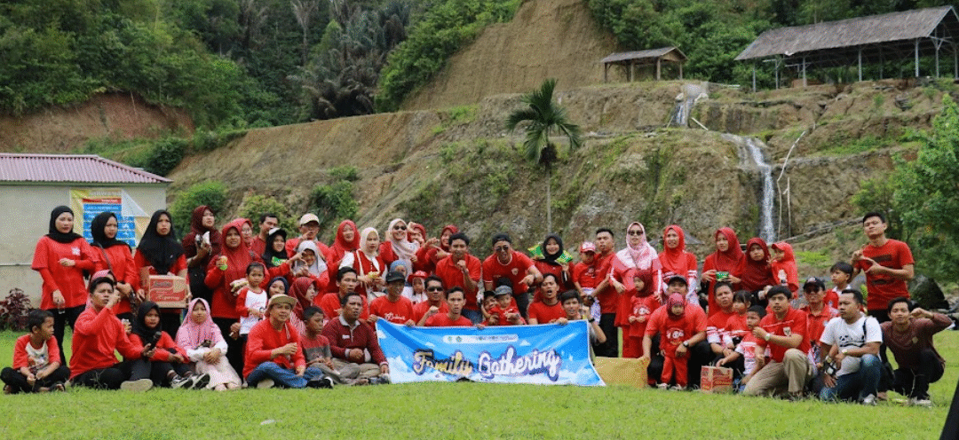 Family Gathering Pengurus STIESNU Bengkulu di Sungai Trokon Curup