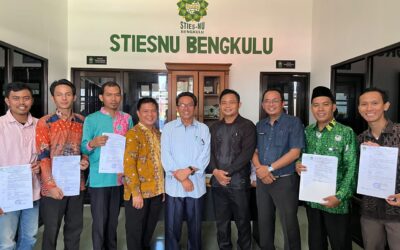 SENYUM SUMRINGAH IRINGI PENYERAHAN SK KENAIKAN JABATAN FUNGSIONAL DOSEN DI STIESNU BENGKULU